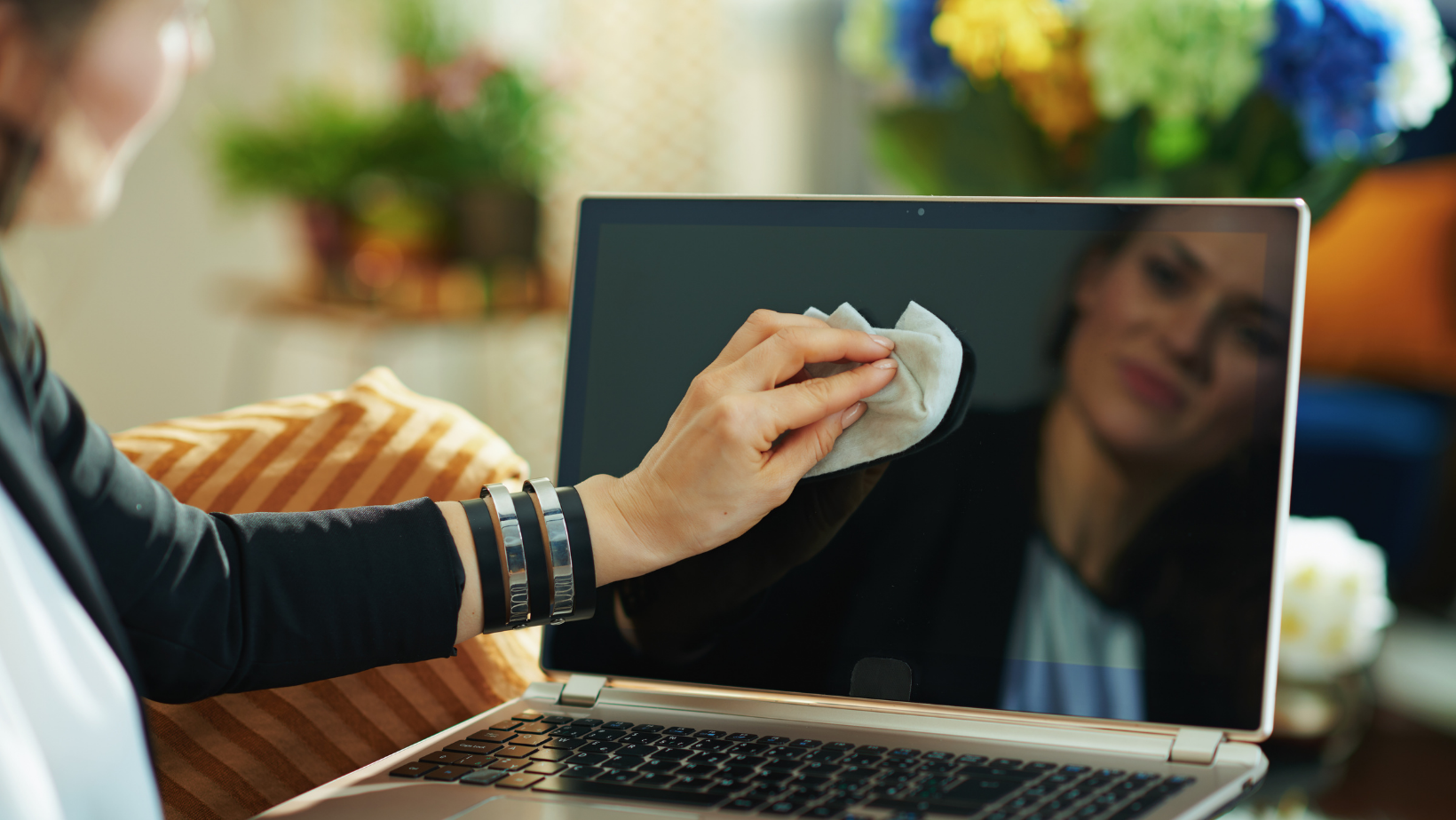 how to clean a laptop screen